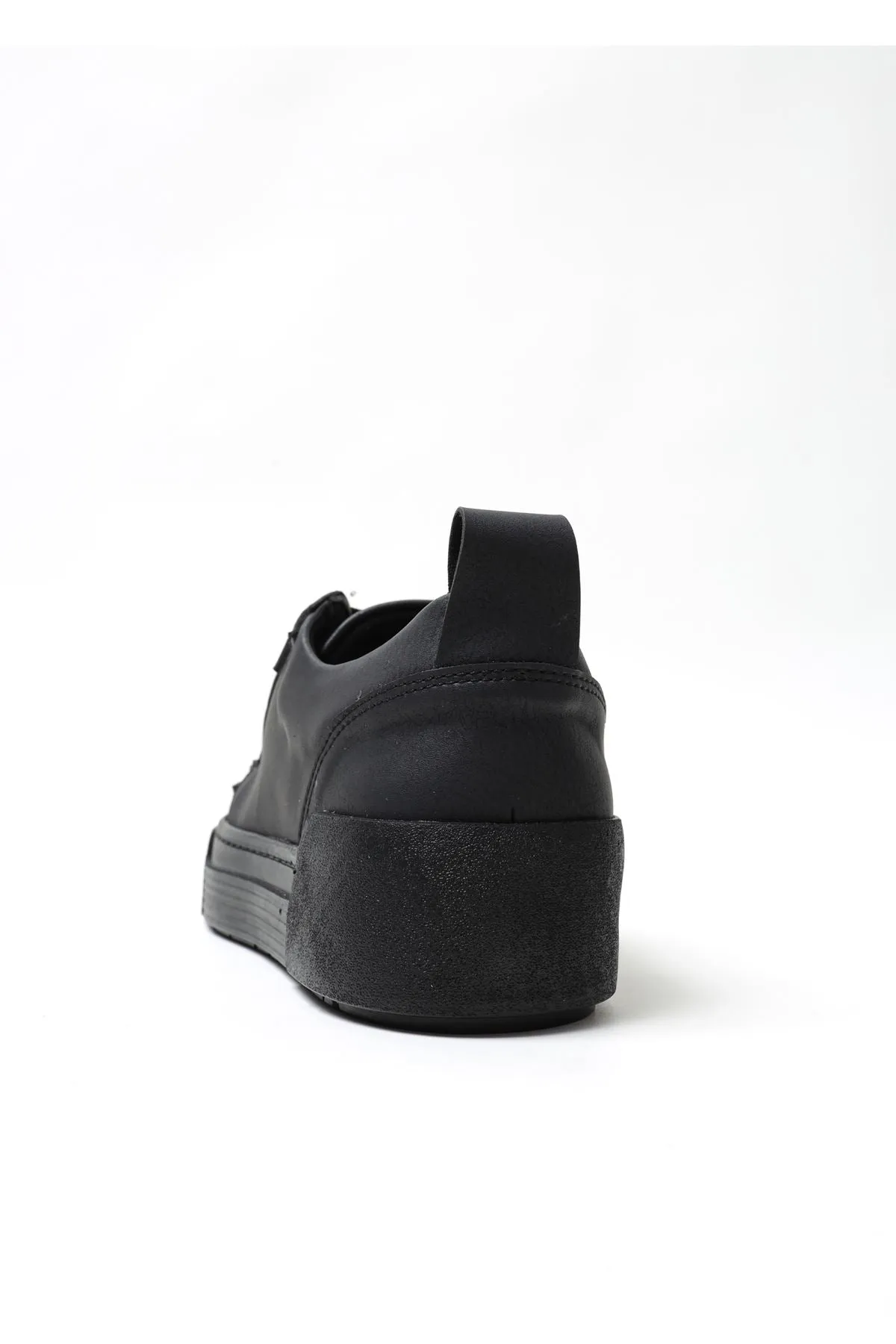 Triple Black Sneaker CH169