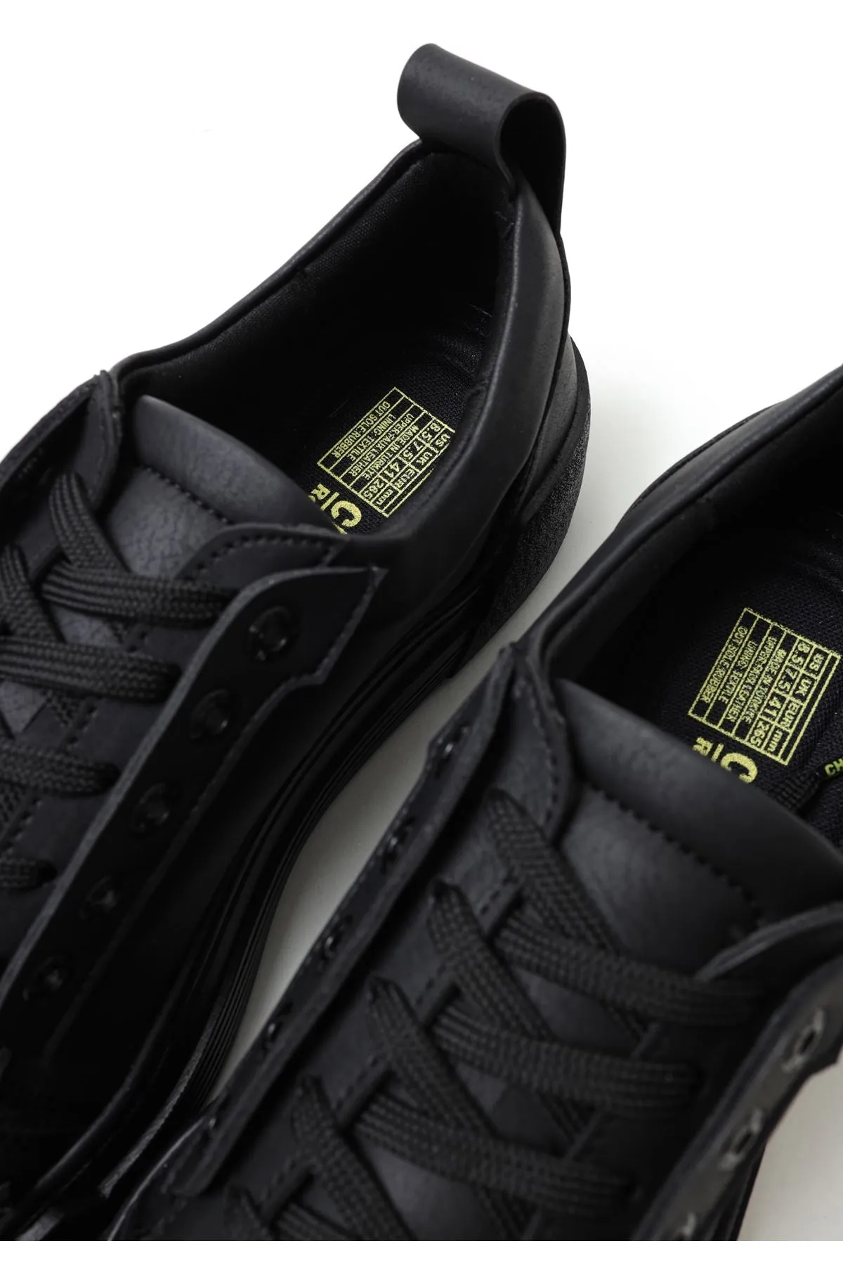 Triple Black Sneaker CH169